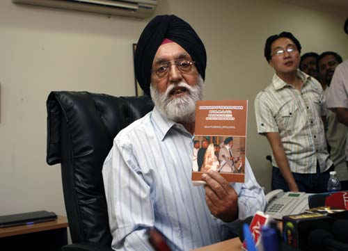 नए मंत्रियों ने संभाले अपने दफ्तर