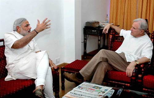 मनमोहन से मिले मोदी