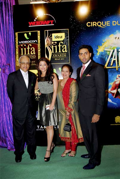 सितारों की चमक से आईफा हुआ गुलजार