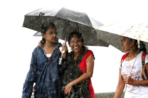 मुंबई में पड़ी मॉनसून की पहली फुहार