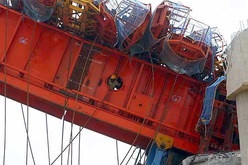 मेट्रो का निर्माणाधीन पुल गिरा