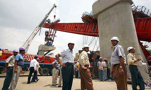 मेट्रो का निर्माणाधीन पुल गिरा