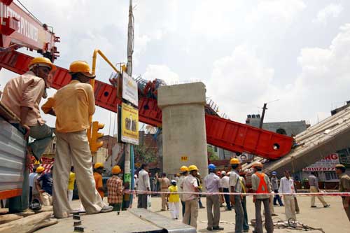 मेट्रो का निर्माणाधीन पुल गिरा