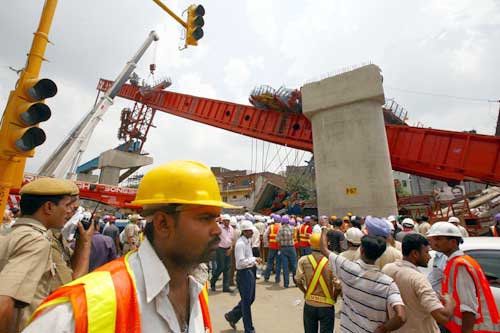 मेट्रो का निर्माणाधीन पुल गिरा