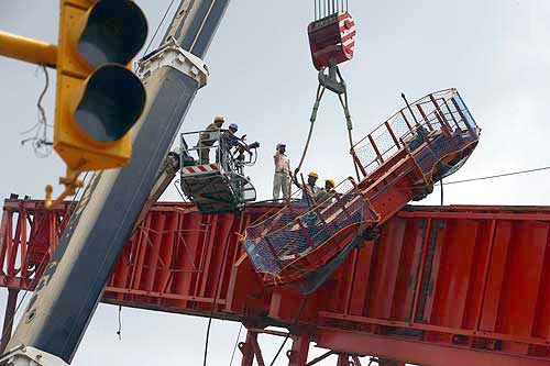 मेट्रो का निर्माणाधीन पुल गिरा