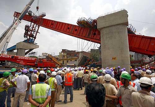 मेट्रो का निर्माणाधीन पुल गिरा