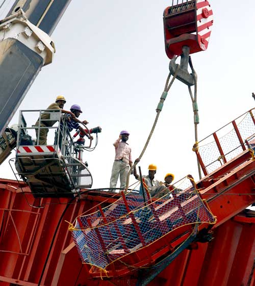 मेट्रो का निर्माणाधीन पुल गिरा