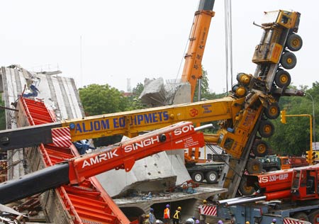 24 घंटे में एक और मेट्रो हादसा