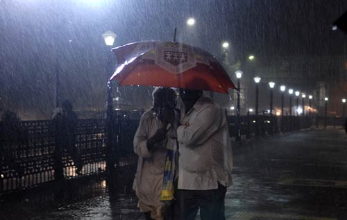 बारिश से मुंबई हुई पानी-पानी