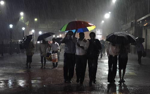 बारिश से मुंबई हुई पानी-पानी