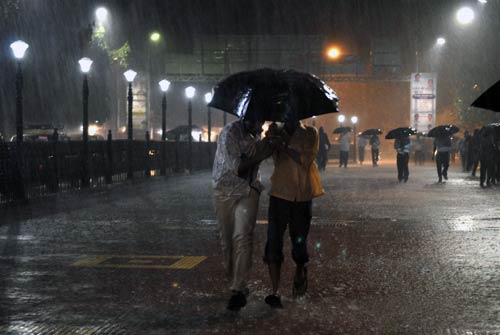 बारिश से मुंबई हुई पानी-पानी