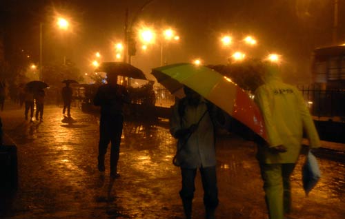 बारिश से मुंबई हुई पानी-पानी