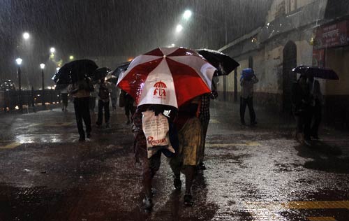 बारिश से मुंबई हुई पानी-पानी