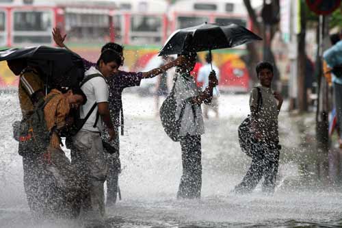 बारिश का पानी और बच्‍चों की मस्‍ती