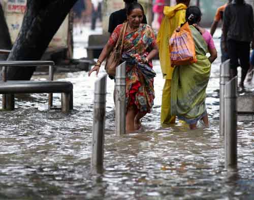बारिश का पानी और बच्‍चों की मस्‍ती