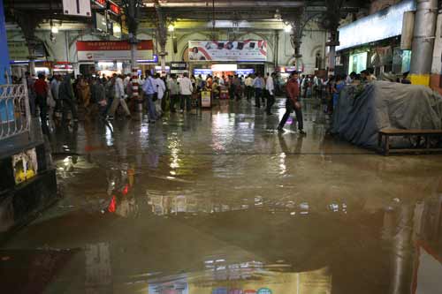 बारिश का पानी और बच्‍चों की मस्‍ती