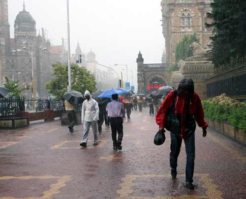 बारिश का पानी और बच्‍चों की मस्‍ती