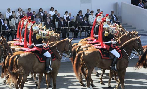 पेरिस में बास्‍टाइल डे परेड