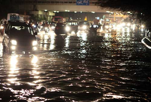झमाझम बारिश में लगा सड़कों पर जाम