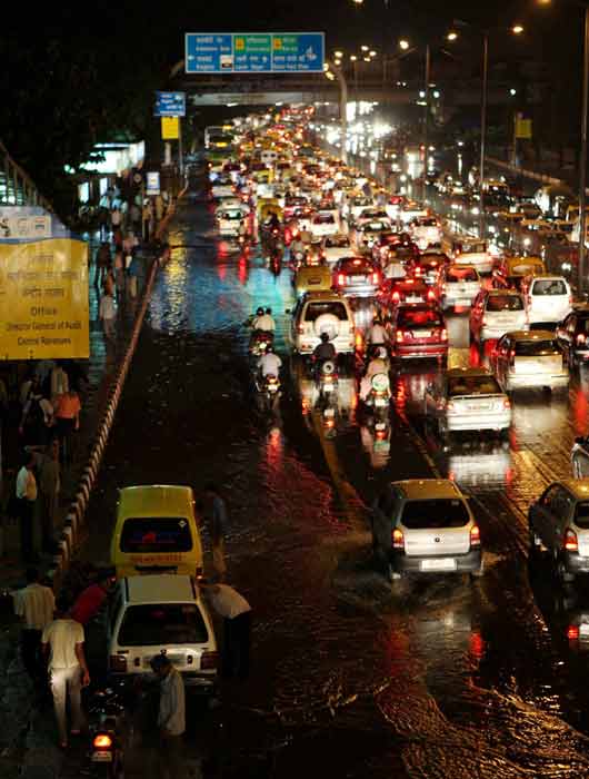 झमाझम बारिश में लगा सड़कों पर जाम