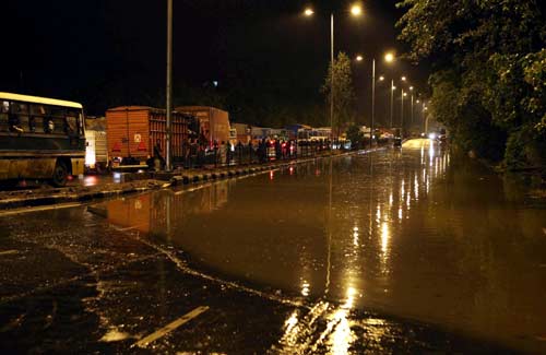 झमाझम बारिश में लगा सड़कों पर जाम