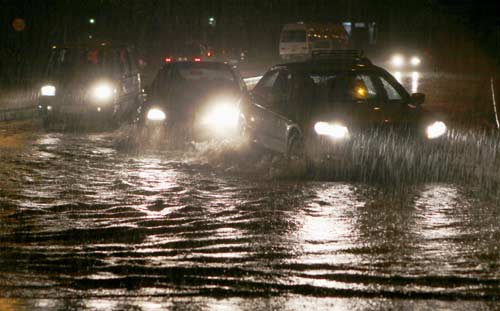 झमाझम बारिश में लगा सड़कों पर जाम