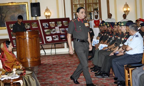 राष्‍ट्रपति ने बढ़ाया कैडेटों का हौसला
