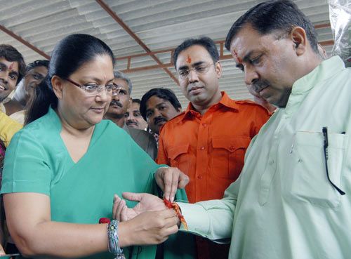 राजनीति गलियों में राखी का त्‍योहार