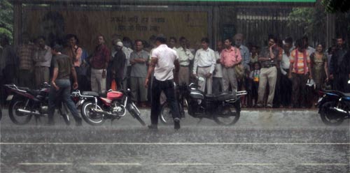 बारिश में नाच उठा दिल्‍लीवासियों का मन-मयूर