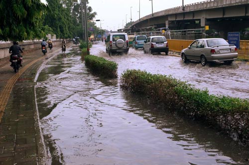 बारिश में नाच उठा दिल्‍लीवासियों का मन-मयूर