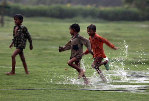 बारिश में नाच उठा दिल्‍लीवासियों का मन-मयूर