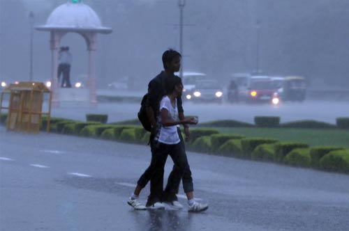 बारिश में नाच उठा दिल्‍लीवासियों का मन-मयूर