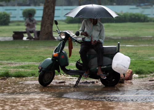 बारिश में नाच उठा दिल्‍लीवासियों का मन-मयूर