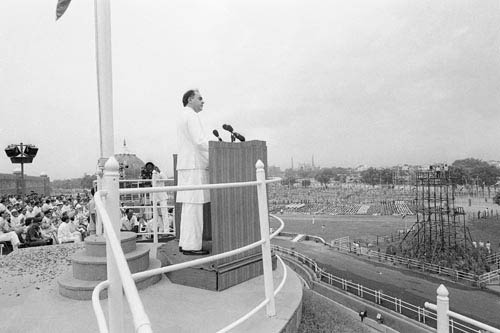 आसमान पर लहराता भारतीय शान का प्रतीक तिरंगा