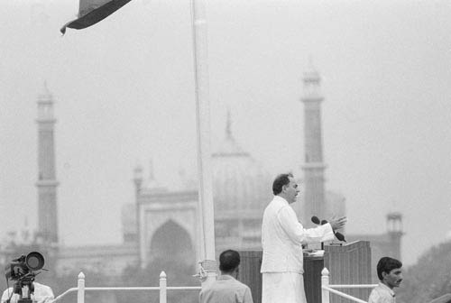 आसमान पर लहराता भारतीय शान का प्रतीक तिरंगा