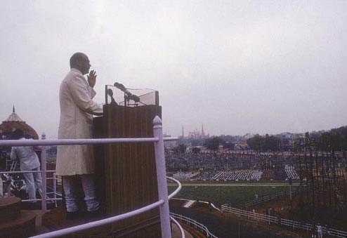 आसमान पर लहराता भारतीय शान का प्रतीक तिरंगा