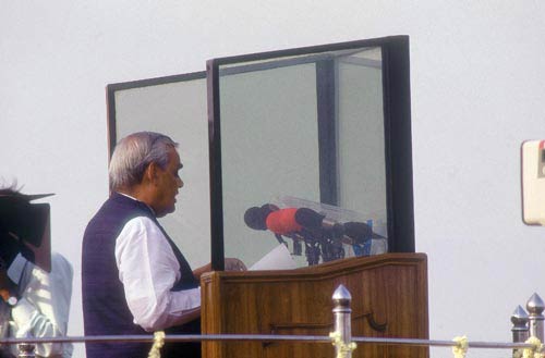 आसमान पर लहराता भारतीय शान का प्रतीक तिरंगा