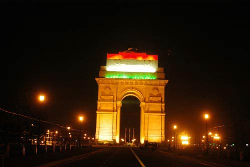 आसमान पर लहराता भारतीय शान का प्रतीक तिरंगा