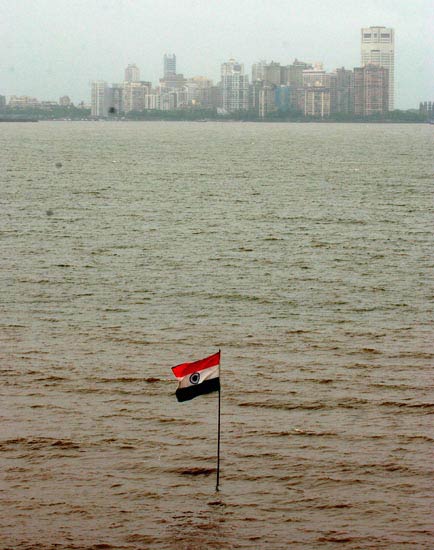 आसमान पर लहराता भारतीय शान का प्रतीक तिरंगा