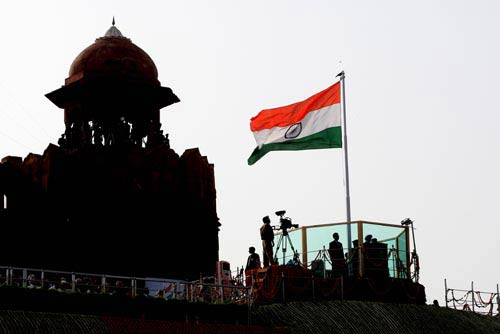 आसमान पर लहराता भारतीय शान का प्रतीक तिरंगा