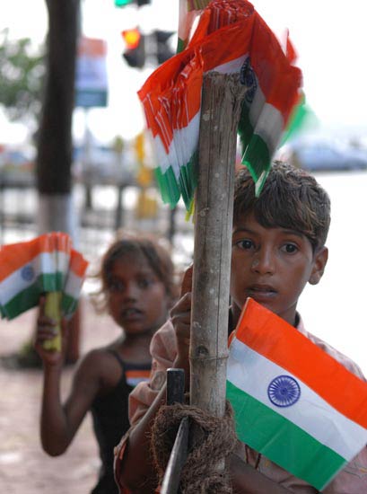 आसमान पर लहराता भारतीय शान का प्रतीक तिरंगा