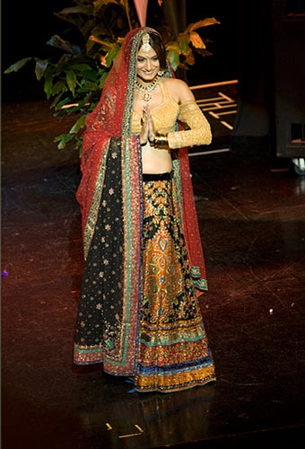 मिस यूनिवर्स प्रतियोगिता में देशी परिधान