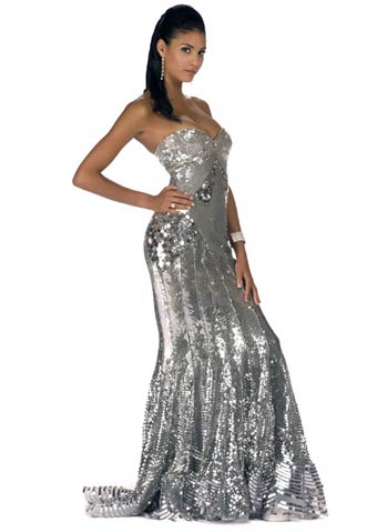 इवनिंग गाउन में मिस यूनिवर्स