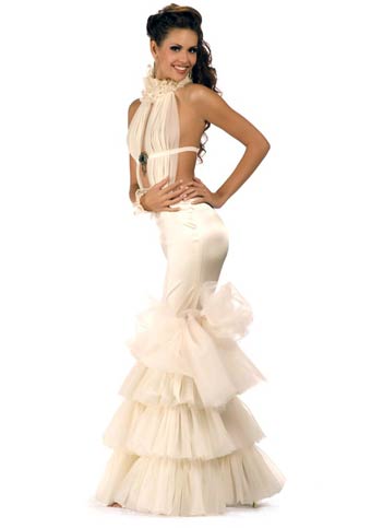 इवनिंग गाउन में मिस यूनिवर्स