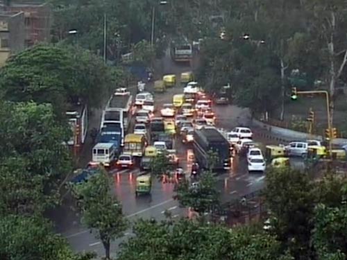 बारिश से थमी दिल्‍ली की रफ्तार