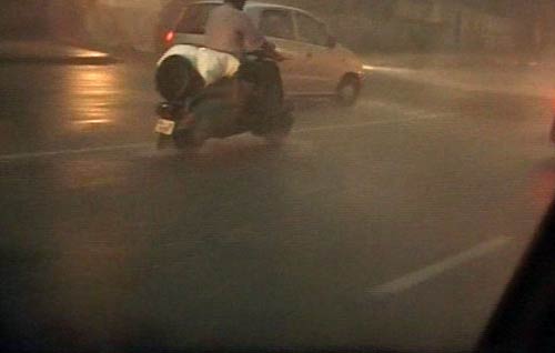 बारिश से थमी दिल्‍ली की रफ्तार