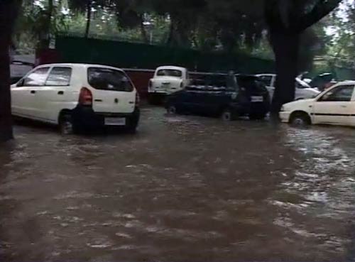 बारिश से थमी दिल्‍ली की रफ्तार