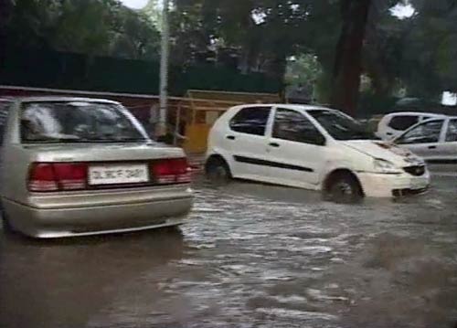 बारिश से थमी दिल्‍ली की रफ्तार