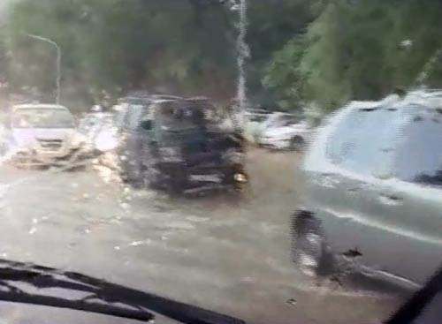 बारिश से थमी दिल्‍ली की रफ्तार