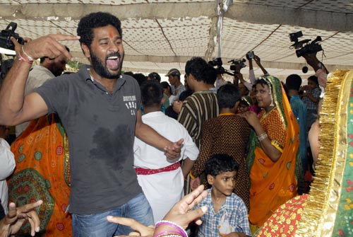 बच्‍चों के साथ बच्‍चे बने सल्‍लू मियां